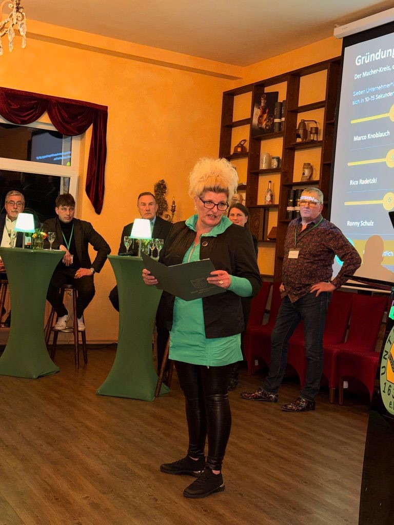 Eine Gründerin verliest die Gründungsurkunde von Unternehmen 16356 e.V. beim ersten Treffen am 4. März 2026.