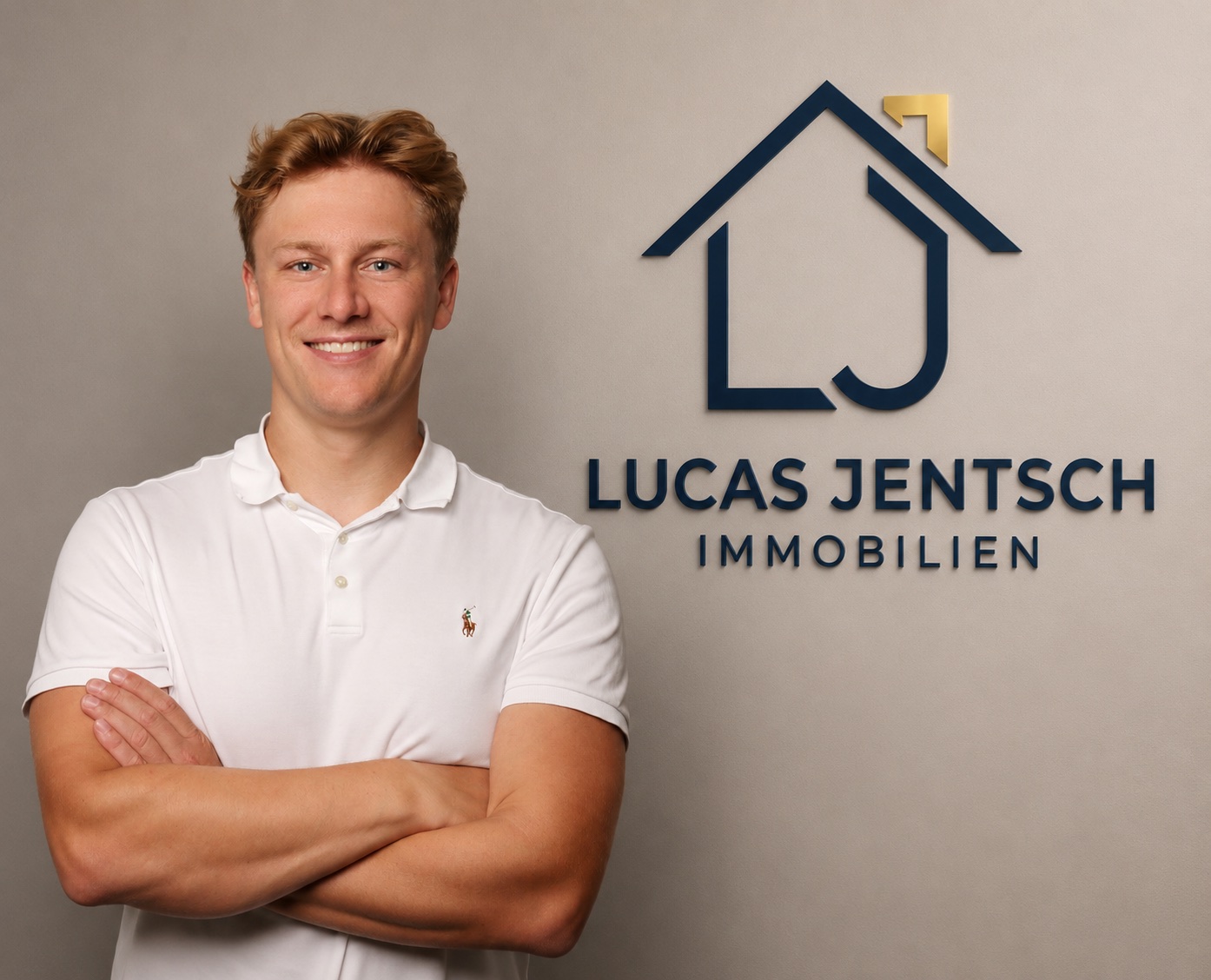 Lucas Jentsch vor dem Logo von Lucas Jentsch Immobilien