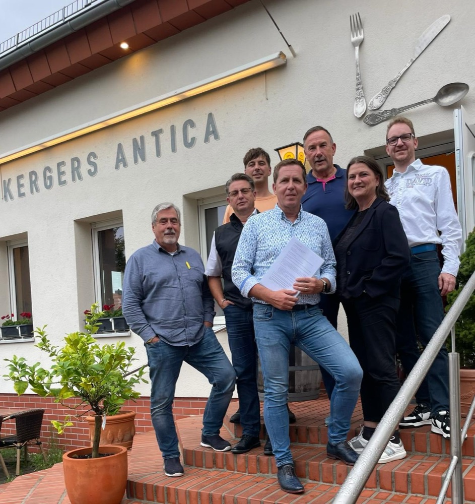 Vorstand und Gründungsmitglieder von Unternehmen 16356 e.V. auf der Treppe vor Kergers Antica in Ahrensfelde OT Eiche, 17. Juli 2025.